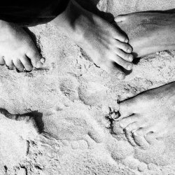 stopy w piasku
